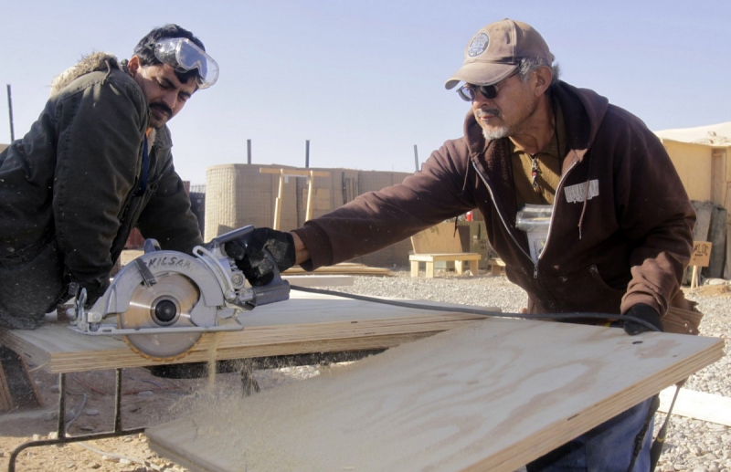 charpentier-ANTIBES-min_men_working_construction_sawing_wood_building_marines_workers_equipment-1064481